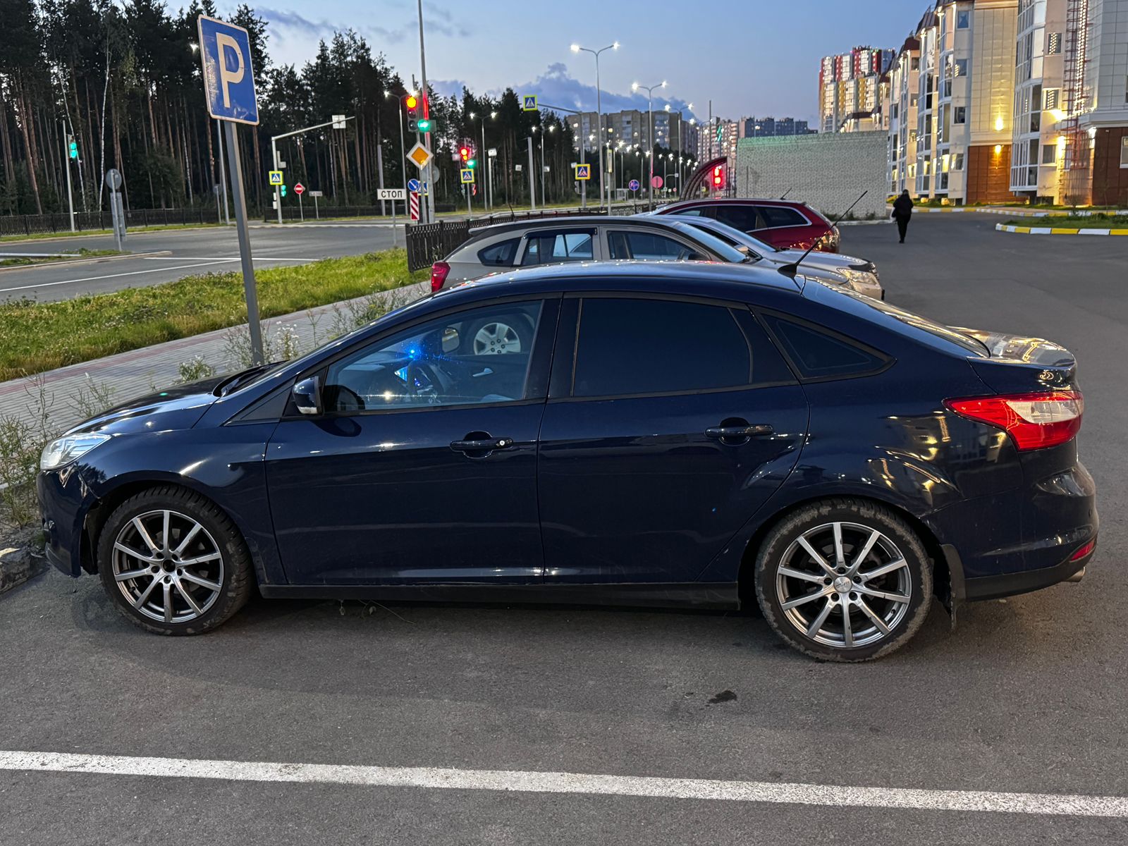Легковой седан, марка: FORD FOCUS , модель: FORD FOCUS , год изготовления: 2013, цвет: темно-синий, VIN: X9FMXXEEBMDB23824, ПТС: 47НО997977, г/н: E715EC186, тип двигателя: бензиновый, двигатель №: IQDBDB23824, мощность двигателя, л. с. (кВт): 104.72(77), рабочий объем двигателя, куб. см: 1596, шасси (рама) № отсутствует, кузов №: X9FMXXEEBMDB23824, экологический класс: пятый, разрешенная максимальная масса 1825 кг, масса без нагрузки 1290 кг, организация-изготовитель ТС: Россия