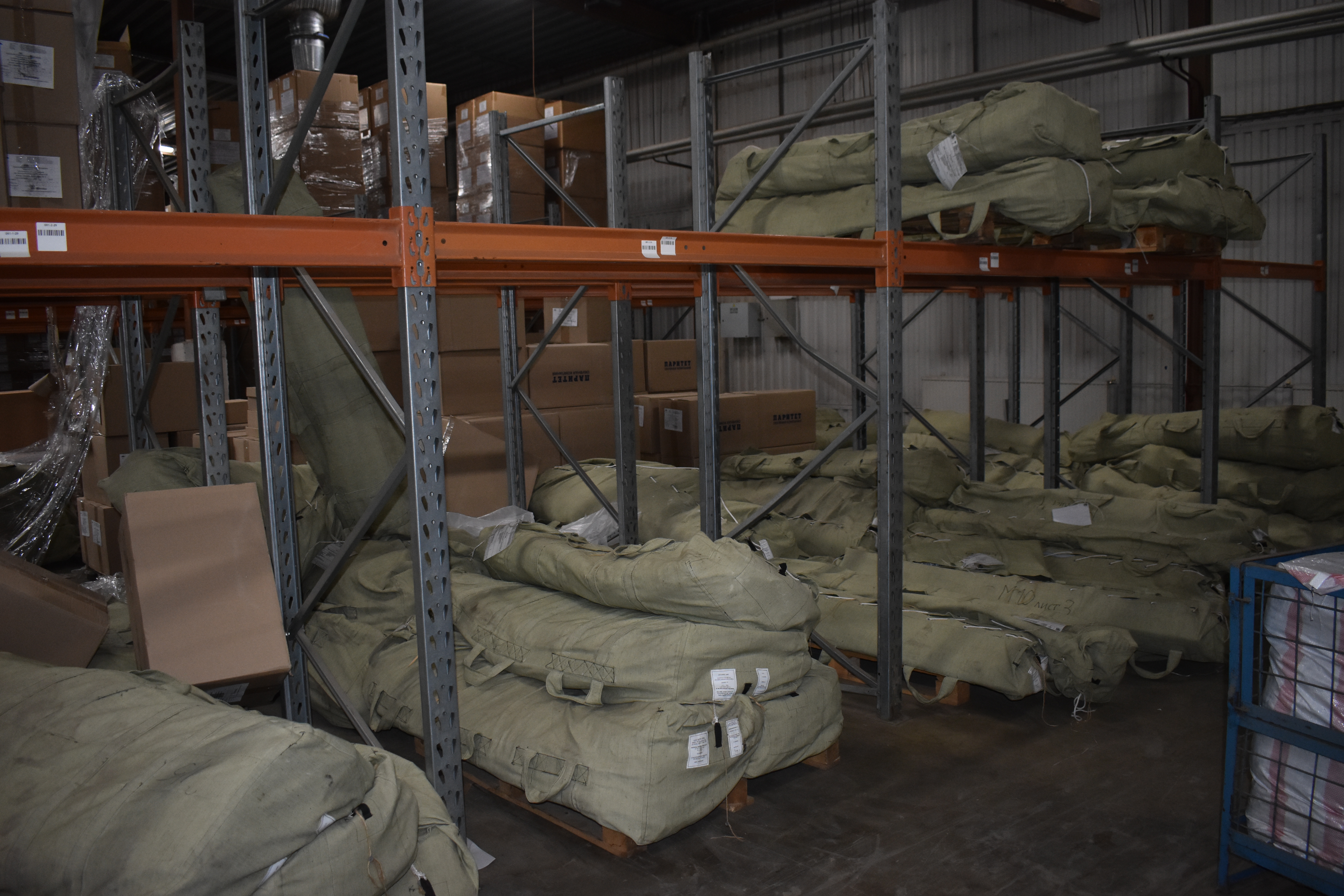 палатка каркасная М-30 ТУ 858-6087-2011, Армейская палатка на 30 человек, всесезонная. Палатка имеет особо прочный жесткий каркас из стальных профильных звеньев, который выдерживает снеговую нагрузку до 140 кг/м². Ветроустойчивость достигает 48 кг/м². Палатка состоит из комбинированного внешнего тента с полностью влагонепроницаемой крышей из двухслойной ПВХ-ткани. Стенки внешнего тента выполнены из натуральной парусины для обеспечения естественной вентиляции. В крыше имеются два забранных стальными листами дымоходных люка, в стенках – рукава для подключения тепловых пушек и проводки. Внутренний тент моющийся. Окна снабжены противомоскитными сетками и съемным заполнением из оргстекла. Входы имеют тамбуры. Отопленная палатка с установленными стенками отепления выдерживает мороз до -50⁰C. Вместимость палатки: 30-32 человек на двухъярусных кроватях. Характеристики: Длина, м: 10.0; Ширина, м: 6.7; Высота боковой стенки, м: 2.4; Высота по гребню, м: 3.4; Полезная площадь, кв.м.: 65.0 Количество 15 шт. Продается поштучно.