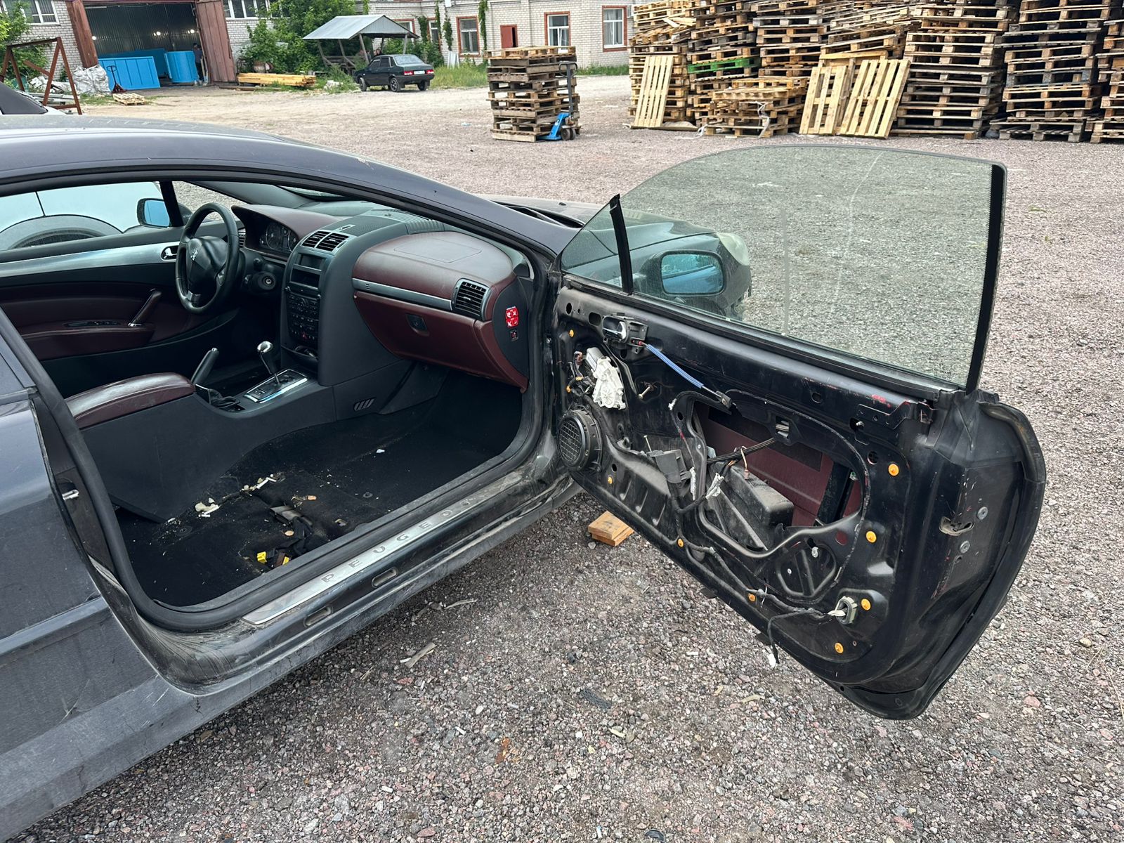 Автомобиль PEGEOT 407, 2006 года выпуска, VIN VF36JXFVJ21521798, находится в залоге у Зенина М.А.