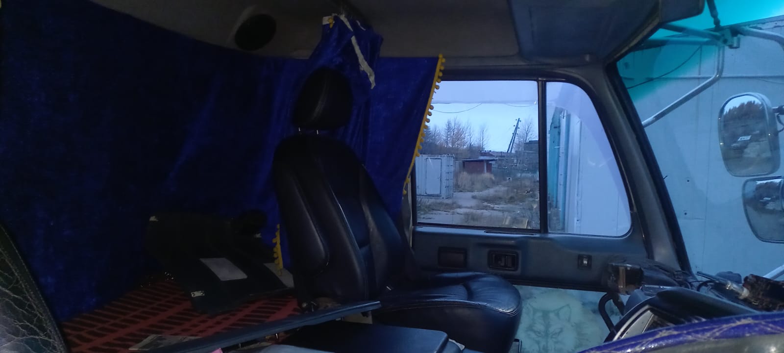 Лот № 1 автомобиль грузовой- рефрижератор Nissan Diesel 2003 года выпуска, ГРЗ Н689НС 65,двигатель, кузов 300752С, шасси CW 48L30005, мощность двигателя л.с. (кВт ) 400(294.2) , СТС 9956306872., автомобиль требует капитального ремонта, двигатель , коробка передач сняты (имеются в наличии ) отсутствуют колеса на передних и задних осях автомобиля и отсутствует бортовая электроника. Состояние фактическое