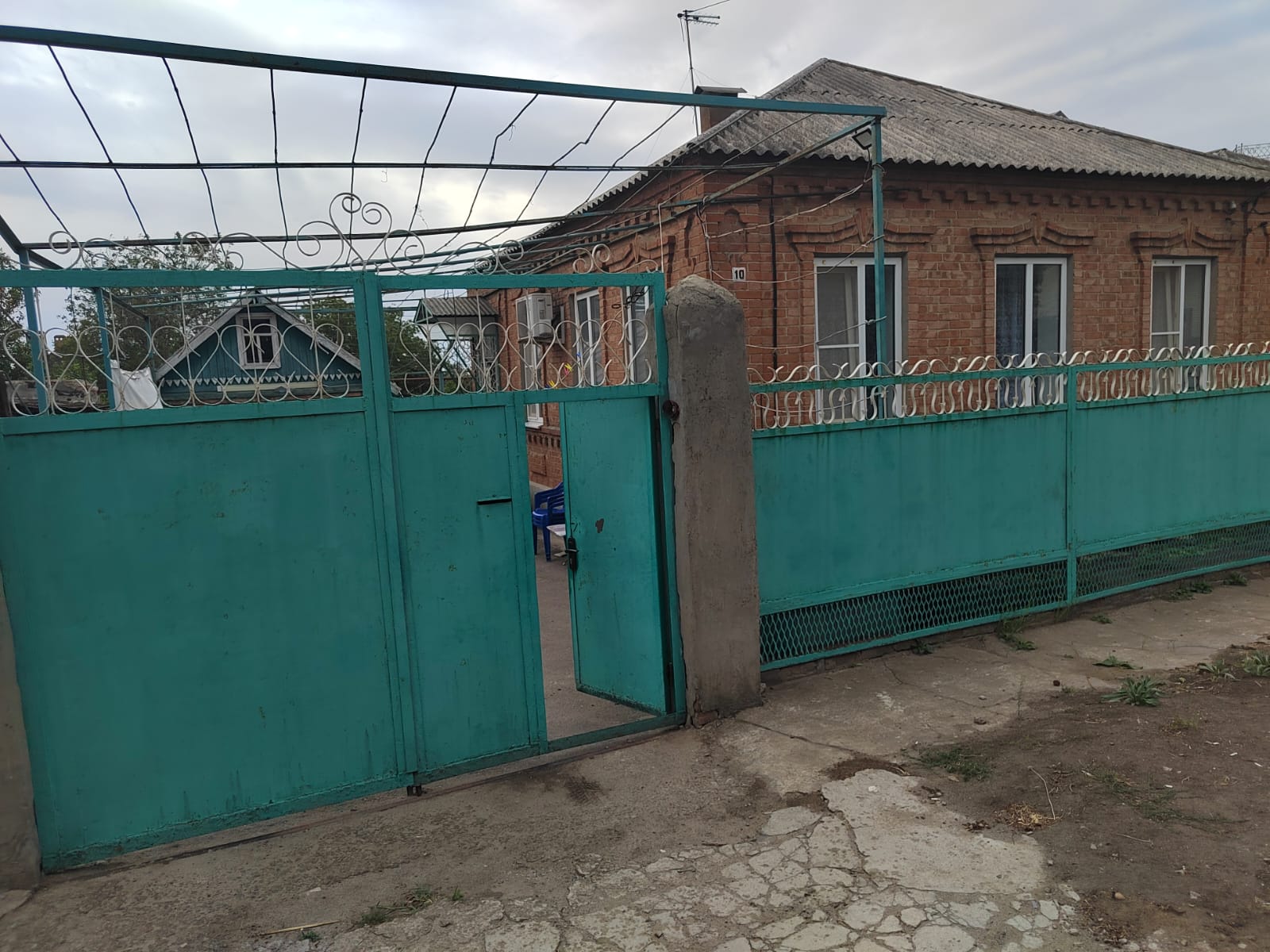 -Жилое здание с кадастровым номером: 61:44:0031117:136, 44,4 кв.м., адрес: Ростовская область, г. Ростов-на-Дону, ул. Книжная, д. 10, - Земельный участок, вид разрешенного использования объекта недвижимости: индивидуальное жилищное строительство, площадью 630 +/- 9 кв.м., адрес: Ростовская область, г. Ростов-на-Дону, ул. Книжная, д. 10, -Нежилое здание с кадастровым номером: 61:44:0031117:135, 15 кв.м., адрес: Ростовская область, г. Ростов-на-Дону, ул. Книжная, д. 10