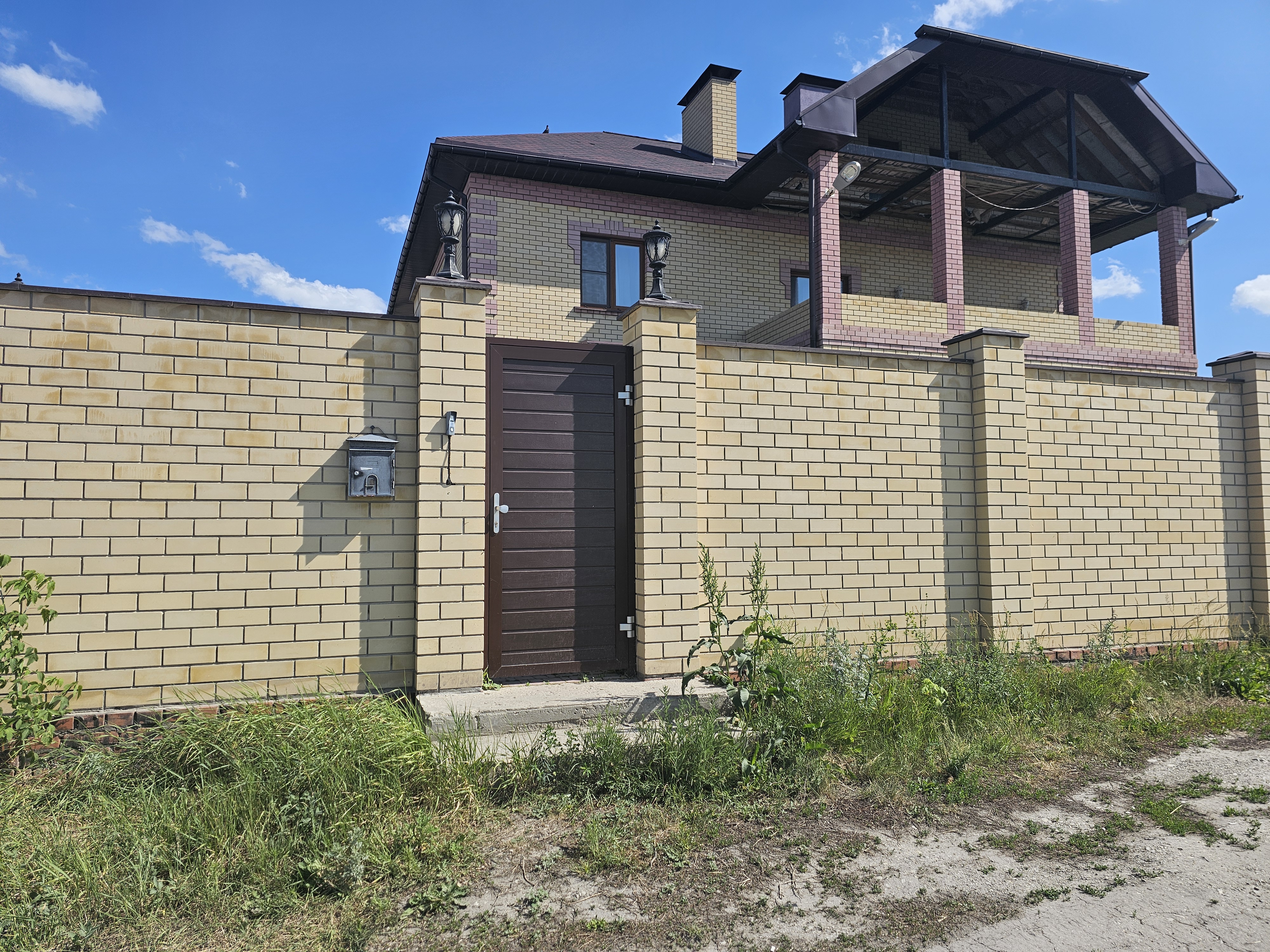 Жилой дом, площадь 548,5 кв.м., количество этажей: 3, в том числе подземных: 1, кадастровый № 64:48:040634:291, по адресу: г. Саратов, ул. Подлесная, 25Б; Земельный участок, площадью 1 200 кв. м., кадастровый номер 64:48:040634:312, по адресу: г. Саратов, ул. Подлесная, 25Б. Земельный участок площадью 800, уточненная площадь, погрешность 10.0, кадастровый номер 64:48:040634:274 по адресу Саратовская область, г. Саратов, ул. Подлесная, б/н