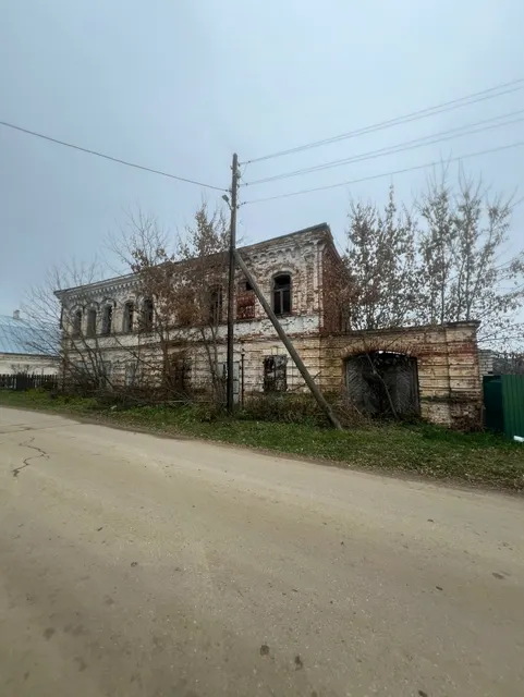 Недвижимость, кадастровый (или условный) номер: 52:26:0100014:1910; тип объекта: Здание; вид сооружения: Иное; значение: 286.10; полезная площадь (кв.м.): 286.10. Адрес: Российская Федерация, Нижегородская область, р-н Кстовский, с. Работки, ул. Ленина, д.23. Данный объект недвижимости является объектом культурного наследия, 521710772180005, представляющего собой историко-культурную ценность, Памятник и Дом П. Болтунова с торговым помещением , 1993-11-30, 368-м решения органов охраны объектов культурного наследия - в отношении объекта недвижимости, являющегося выявленным объектом культурного наследия. В случае продажи объекта культурного наследия (памятника истории и культуры) народов Российской Федерации к обязательным условиям конкурса относятся также обязательства покупателей по соблюдению установленных в соответствии с Федеральным законом от 25 июня 2002 года N 73-ФЗ "Об объектах культурного наследия (памятниках истории и культуры) народов Российской Федерации" ограничений права пользования данным объектом культурного наследия, требований к его сохранению, содержанию и использованию, обеспечению доступа к данному объекту культурного наследия, сохранению его облика и интерьера (если интерьер относится к предмету охраны), выполнение в отношении данного объекта требований охранного документа, соблюдение особого режима использования земель в границах охранной зоны данного объекта культурного наследия и заключение договора о выполнении указанных требований. - Земельный участок; кадастровый (или условный) номер: 52:26:0100014:367; значение: 758.00; назначение (разрешенное использование): Под отдельно стоящим зданием (здание бывшей почты); категория земель (Справочник "Категория земель"): Земли населенных пунктов. Адрес: Местоположение установлено относительно ориентира, расположенного в границах участка. Почтовый адрес ориентира: Нижегородская область, Кстовский район, с. работки, ул. Ленина, д.23.