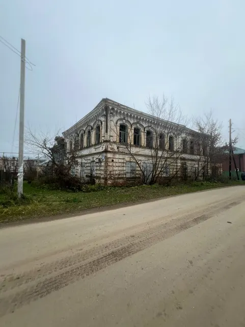 Недвижимость, кадастровый (или условный) номер: 52:26:0100014:1910; тип объекта: Здание; вид сооружения: Иное; значение: 286.10; полезная площадь (кв.м.): 286.10. Адрес: Российская Федерация, Нижегородская область, р-н Кстовский, с. Работки, ул. Ленина, д.23. Данный объект недвижимости является объектом культурного наследия, 521710772180005, представляющего собой историко-культурную ценность, Памятник и Дом П. Болтунова с торговым помещением , 1993-11-30, 368-м решения органов охраны объектов культурного наследия - в отношении объекта недвижимости, являющегося выявленным объектом культурного наследия. В случае продажи объекта культурного наследия (памятника истории и культуры) народов Российской Федерации к обязательным условиям конкурса относятся также обязательства покупателей по соблюдению установленных в соответствии с Федеральным законом от 25 июня 2002 года N 73-ФЗ "Об объектах культурного наследия (памятниках истории и культуры) народов Российской Федерации" ограничений права пользования данным объектом культурного наследия, требований к его сохранению, содержанию и использованию, обеспечению доступа к данному объекту культурного наследия, сохранению его облика и интерьера (если интерьер относится к предмету охраны), выполнение в отношении данного объекта требований охранного документа, соблюдение особого режима использования земель в границах охранной зоны данного объекта культурного наследия и заключение договора о выполнении указанных требований. - Земельный участок; кадастровый (или условный) номер: 52:26:0100014:367; значение: 758.00; назначение (разрешенное использование): Под отдельно стоящим зданием (здание бывшей почты); категория земель (Справочник "Категория земель"): Земли населенных пунктов. Адрес: Местоположение установлено относительно ориентира, расположенного в границах участка. Почтовый адрес ориентира: Нижегородская область, Кстовский район, с. работки, ул. Ленина, д.23.