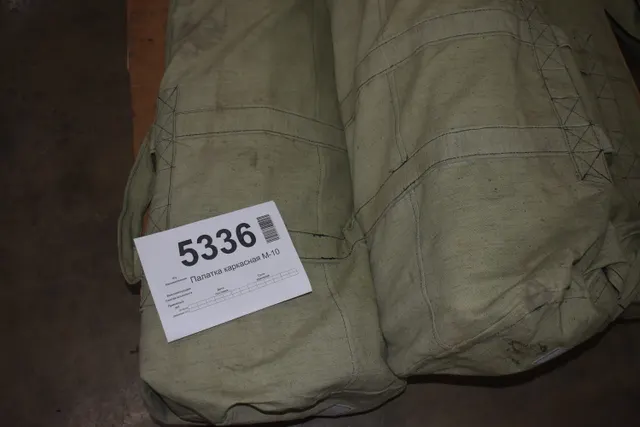 палатка каркасная М-10 ТУ 858-6088-2011, армейская 10 местная палатка М-10 предназначена для всесезонного проживания в полевых условиях. Стальной каркас из профильных труб выдерживает снеговую нагрузку до 140 кг/м², ветровую – 48 кг/м². При использовании печи или подключаемой через вшитый воздуховод тепловой пушки, палатка может использоваться в качестве жилой при температурах до -50⁰C. Внешний тент комбинированный: верх из герметичной ткани с двойным покрытием из ПВХ, стенки из «дышащей» полульняной парусины. Внутренний тент из моющейся ткани. Дымоходный люк оборудован стальным листом. Окна имеют москитные сетки и комплектуются съемным заполнением из оргстекла. Вместимость палатки: 10 человек на двухъярусных кроватях, Характеристики: Длина, м: 6.1; Ширина, м: 4.8; Высота боковой стенки, м: 1.7; Высота по гребню, м: 2.4; Полезная площадь, кв.м.: 27,0 Общее количество 70 шт. Продается поштучно.