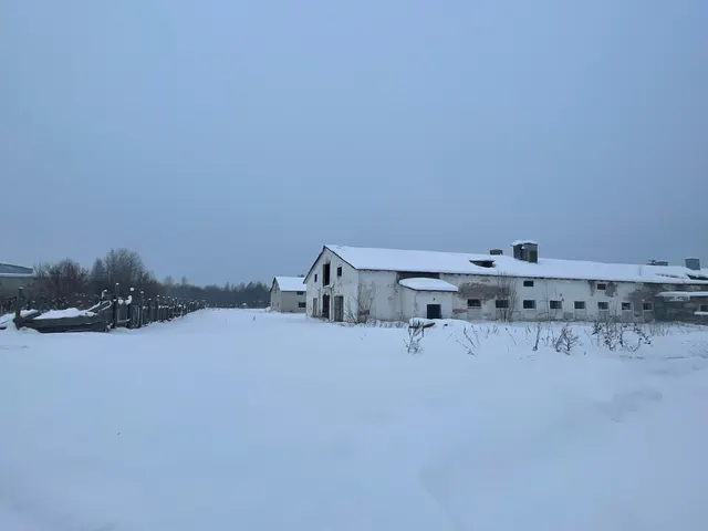 Нежилое помещение и земельный участок в залоге у АО Реалист Банк.