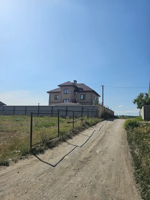 Жилой дом, площадь 548,5 кв.м., количество этажей: 3, в том числе подземных: 1, кадастровый № 64:48:040634:291, по адресу: г. Саратов, ул. Подлесная, 25Б; Земельный участок, площадью 1 200 кв. м., кадастровый номер 64:48:040634:312, по адресу: г. Саратов, ул. Подлесная, 25Б. Земельный участок площадью 800, уточненная площадь, погрешность 10.0, кадастровый номер 64:48:040634:274 по адресу Саратовская область, г. Саратов, ул. Подлесная, б/н