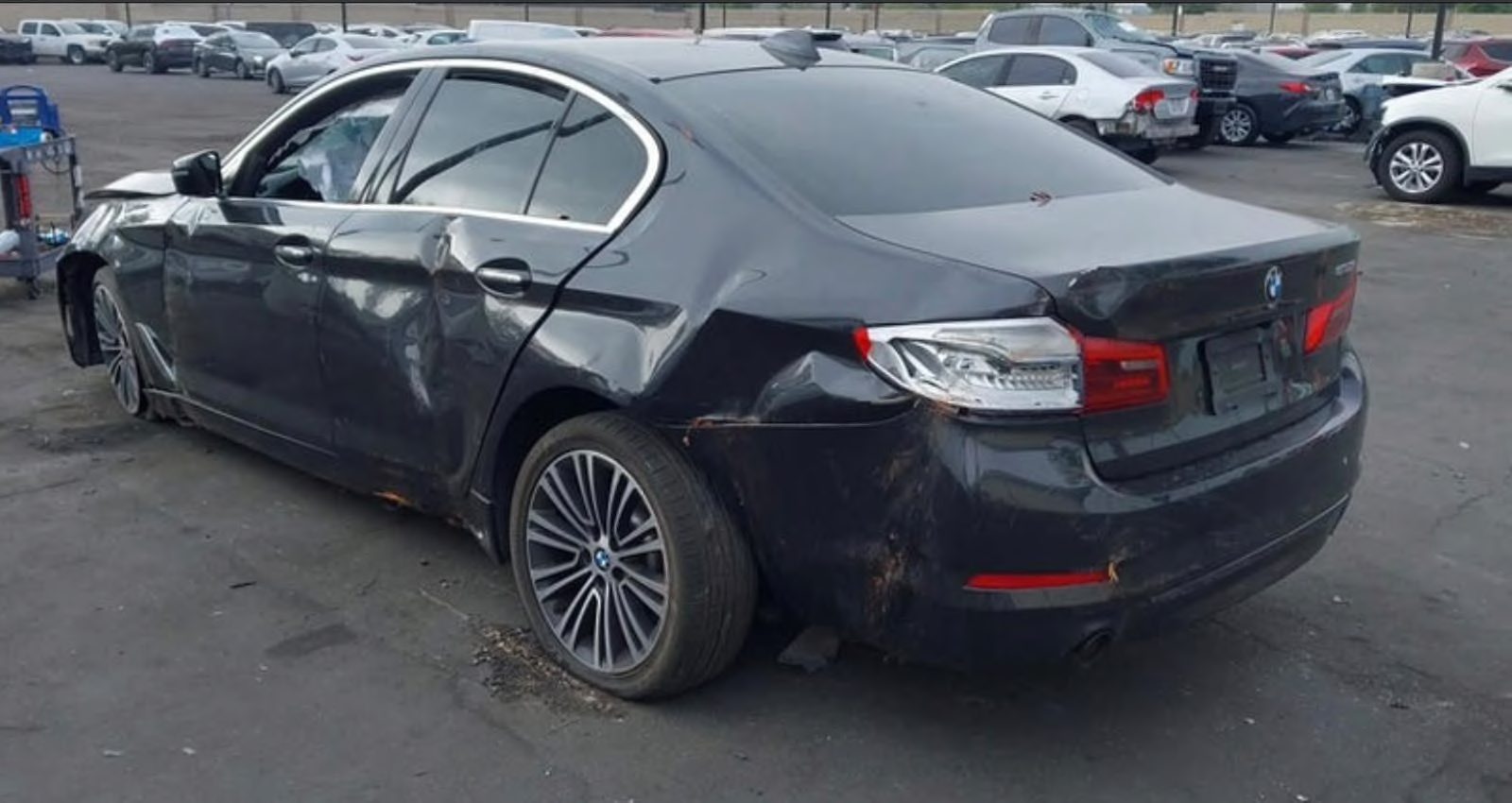 легковой автомобиль, BMW 5 SERIES, VIN: X4XJC59440WB54468, 2018 года выпуска. Техническое описание: Авто не на ходу. Просьба ознакомиться с его фотографиями и экспертной оценкой перед подачей заявки. Имущество в залоге: ПАО "Сбербанк"