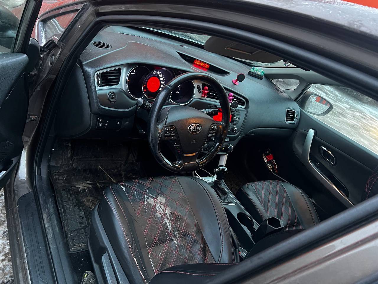 Автомобиль марки KIA CEED, год выпуска: 2012, идентификационный номер (VIN): XWEHN512BD0001071