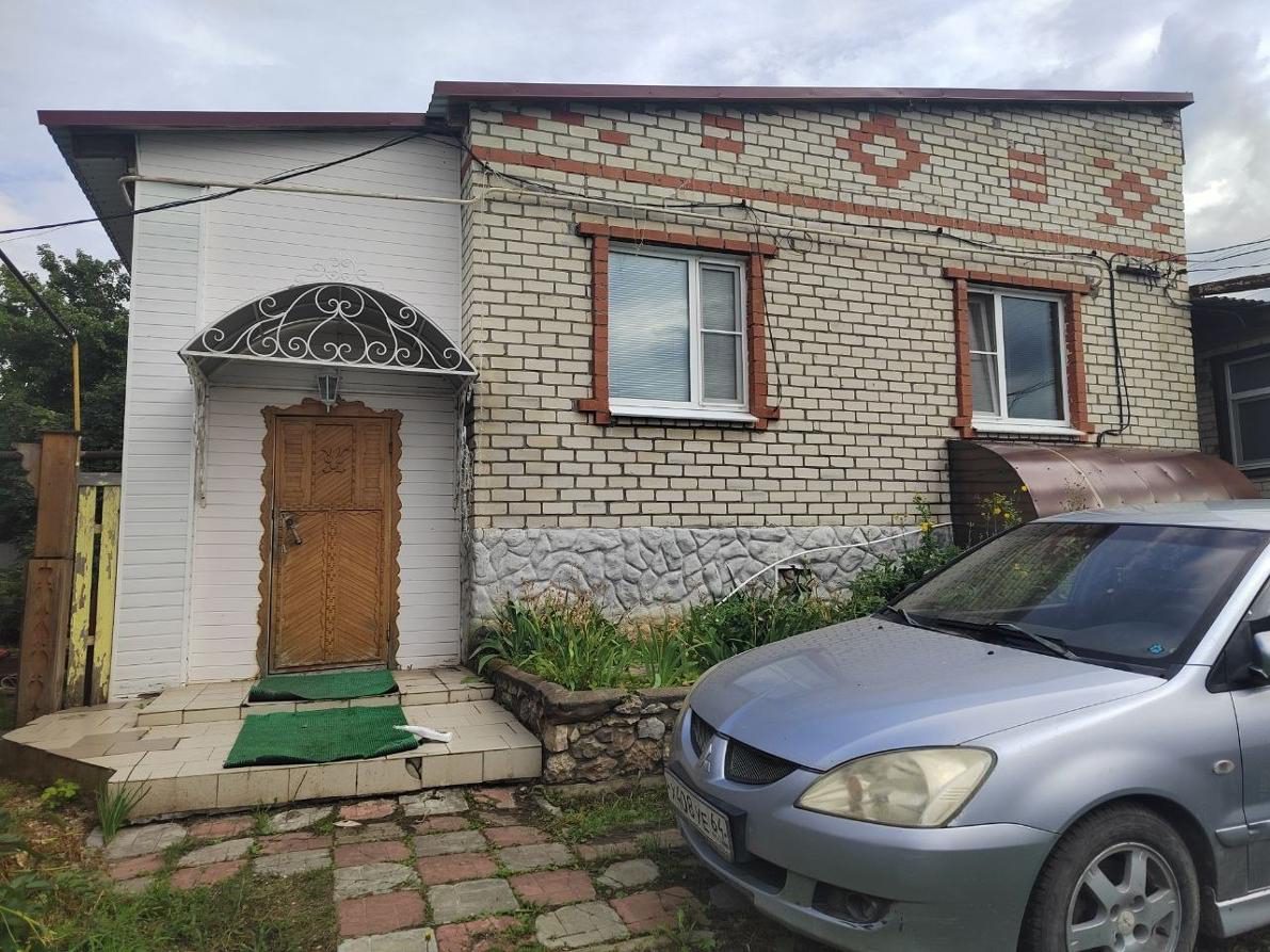 Жилой дом, площадью 88 кв.м., по адресу: Саратовская область, г. Хвалынск, ул. Росреспублики, д.7 Б, с кадастровым номером: 64:49:010704:37. Земельный участок, площадью 141 кв.м., по адресу: Саратовская область, г. Хвалынск, ул. Росреспублики, д.7 Б, с кадастровым номером: 64:49:010704:36