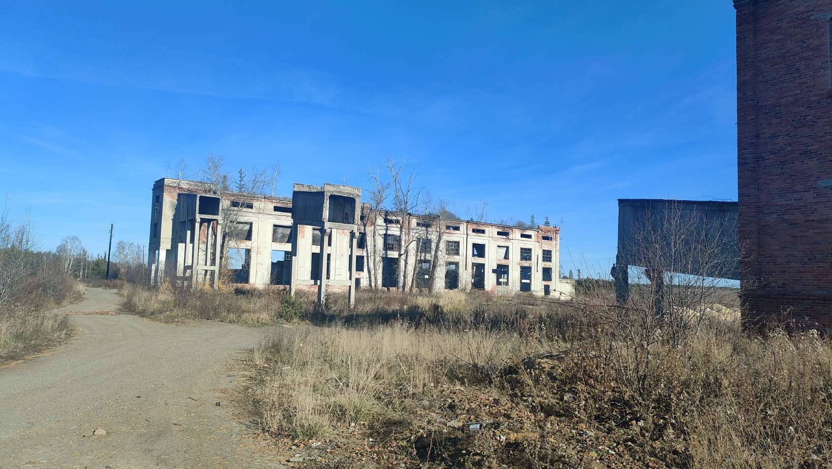 Лот 1 здание склада технических материалов (216,5 кв. м, кад. № 66:56:0116002:1915), здание шпалотарного цеха (972,8 кв. м, кад. № 66:56:0116002:1925), здание РММ (346,5 кв. м, кад. № 66:56:0116002:1911), здание котельной (79,2 кв. м, кад. № 66:56:0116002:1913), здание котельной (71,4 кв. м, кад. № 66:56:0116002:1912), здание конторы (607,8 кв. м, кад. № 66:56:0116002:1916), здание клуба (466,8 кв. м, кад. № 66:56:0116002:1917), здание гаража нежилое (1 945,4 кв. м, кад. № 66:56:0116002:1914), сооружение основного назначения транспортер (40,6 кв. м, кад. № 66:56:0116002:1902), земельный участок (201 042 кв. м, кад. № 66:56:0116002:9) – все объекты расположены по адресу: Россия, Свердловская область, г. Нижний Тагил, ул. Геологов, д. 29