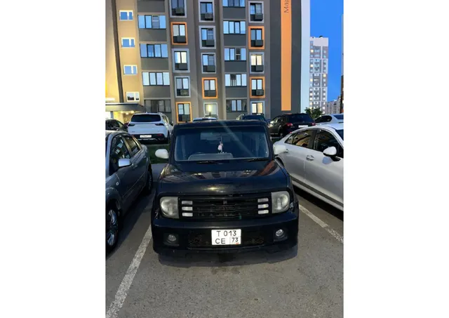 Транспортное средство марки Nissan Cube, 2003 г.в., цвет черный, VIN отсутствует, номер кузова: BZ11066957, ГРЗ Т013СЕ73 Машина не на ходу. Лопнул задний левый стакан, стойка амортизатора находится в салоне, так же сгнили задние лонжероны, задняя часть автомобиля, можно сказать, лежит на колесах, требуется ремонт коробки передач. Машина находится в г.Ульяновске, стоит на парковке. Оригинал ПТС и автомобиль находится в залоге «Березкар»