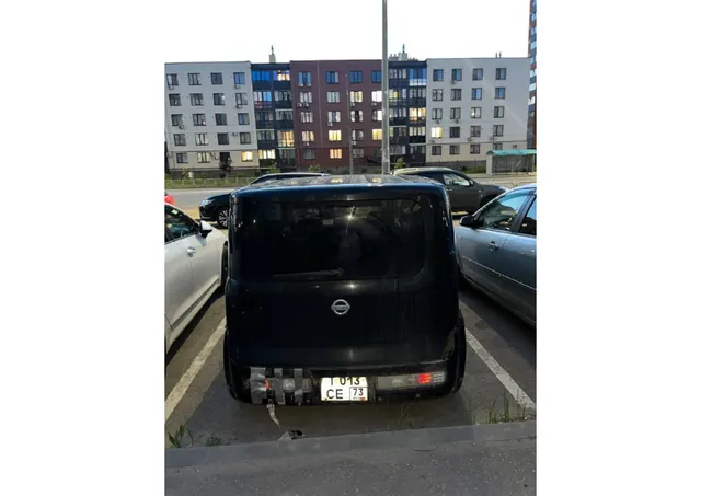 Транспортное средство марки Nissan Cube, 2003 г.в., цвет черный, VIN отсутствует, номер кузова: BZ11066957, ГРЗ Т013СЕ73 Машина не на ходу. Лопнул задний левый стакан, стойка амортизатора находится в салоне, так же сгнили задние лонжероны, задняя часть автомобиля, можно сказать, лежит на колесах, требуется ремонт коробки передач. Машина находится в г.Ульяновске, стоит на парковке. Оригинал ПТС и автомобиль находится в залоге «Березкар»