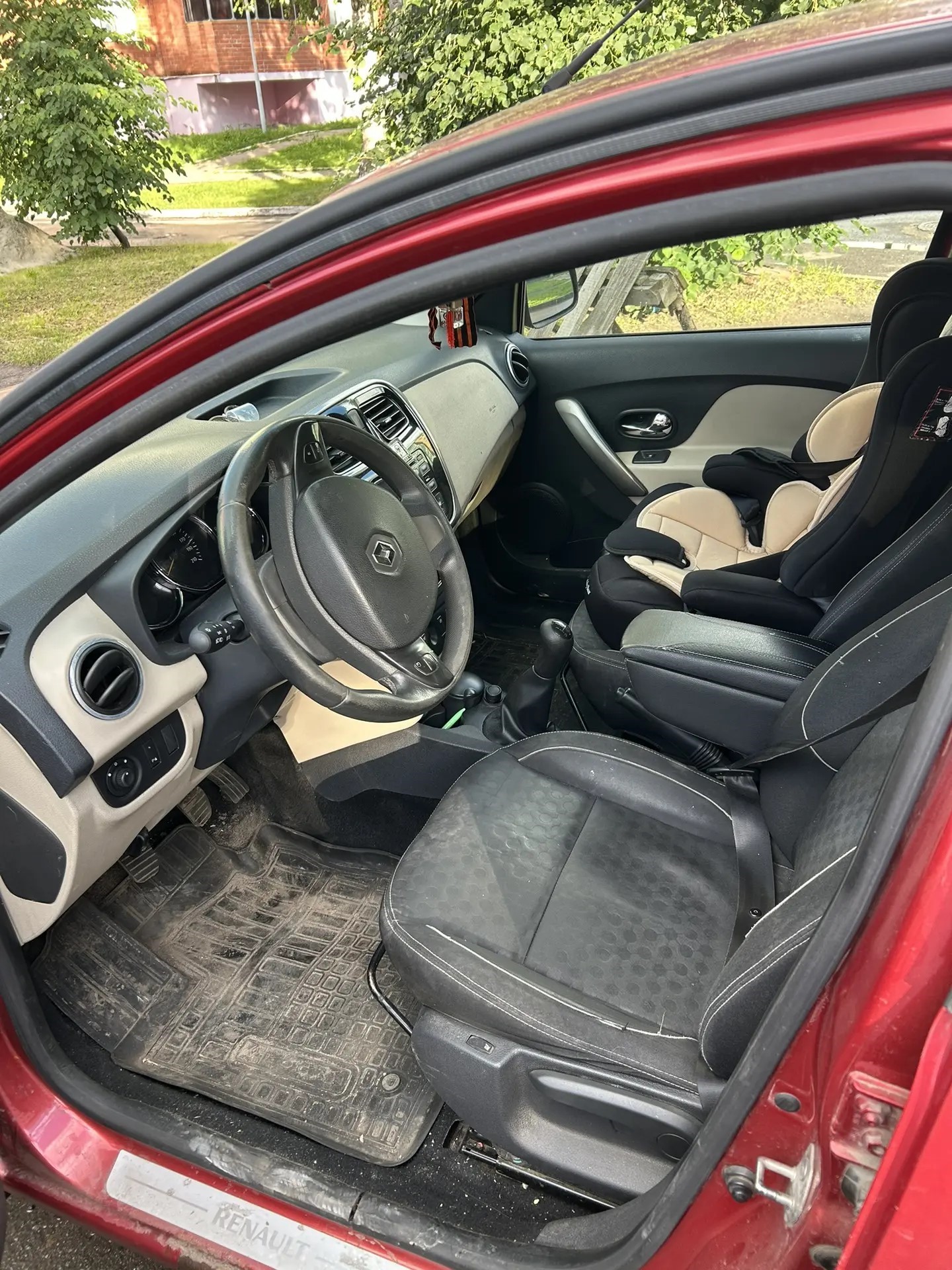Автомобиль: марка, модель – RENAULT LOGAN; цвет – КРАСНЫЙ; идентификационный номер (VIN) – X7L4SRAV452607020; год изготовления – 2015; кузов № X7L4SRAV452607020; шасси (рама) – отсутствует; паспорт транспортного средства – серия 77ОК № 652763