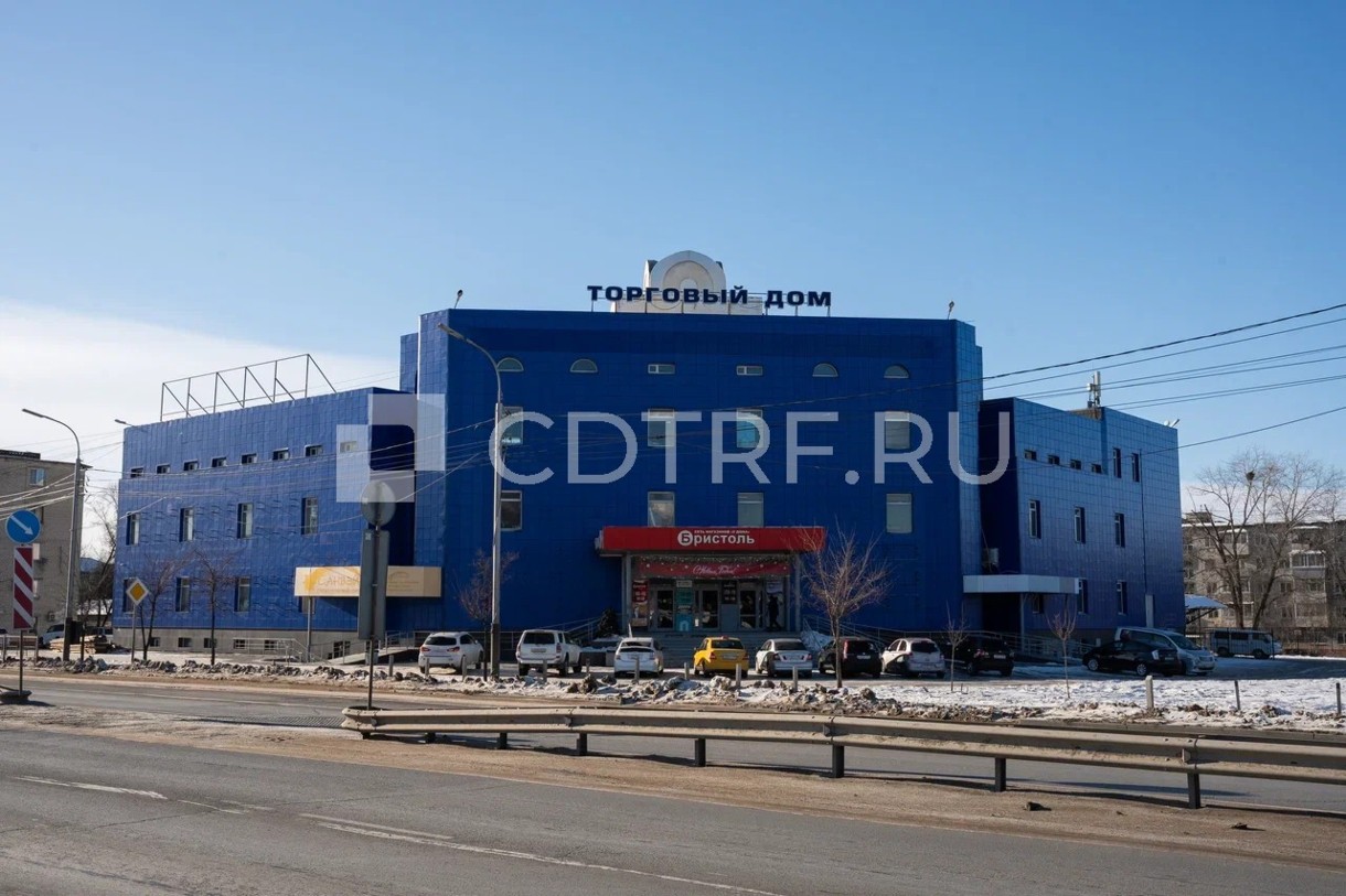 Торговая площадь 6800 м2 с участком 1 га.