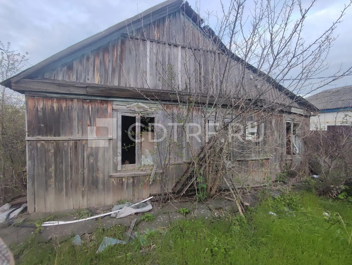 1/2 доля в жилом доме хоз.стр. зем. уч.: Ростовская обл гДонецк ул Богдана Хмельницкого 13