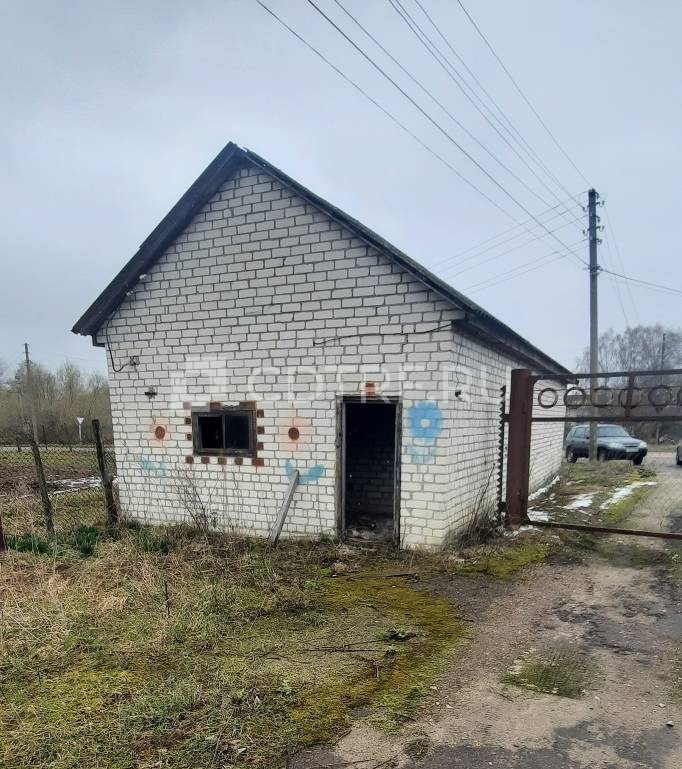 Здание - гараж для легкового автомобиля, 50,4 кв.м., Брянская обл., д. Случок. Лот №4