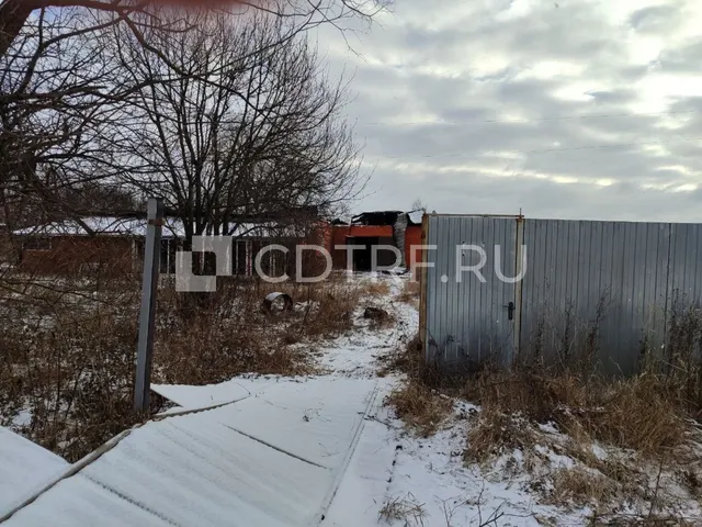 Жилое здание и земельный участок
