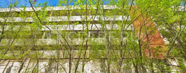Отдельно стоящее 4-этажное здание с подвалом, общей площадью помещений 12299,5м2, и ЗУ.