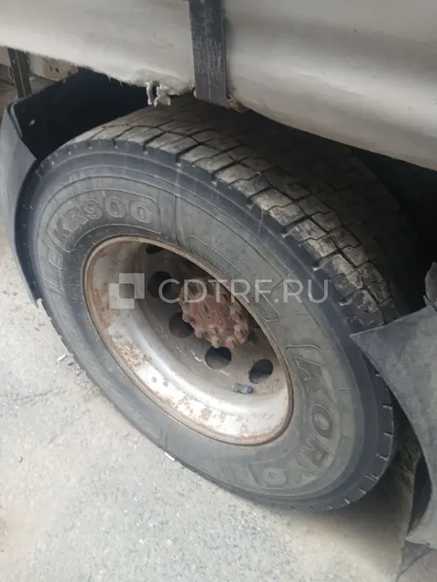 Грузовой седельный тягач с полуприцепом