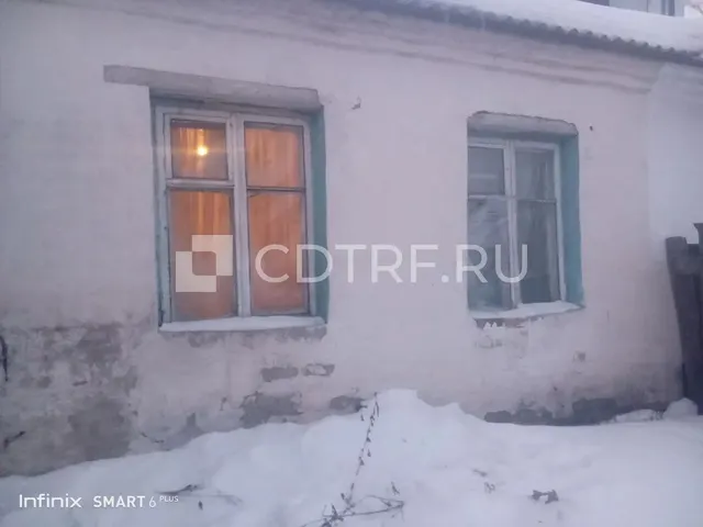 Лот № 1: Жилое помещение, размер доли: 1/2, земельный участок, площадь 954 кв. м.