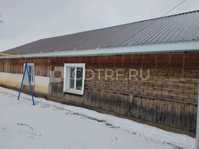 - жилое здание площадью 30,2 кв. м., местоположение: Алтайский край, р-н Угловский, с....