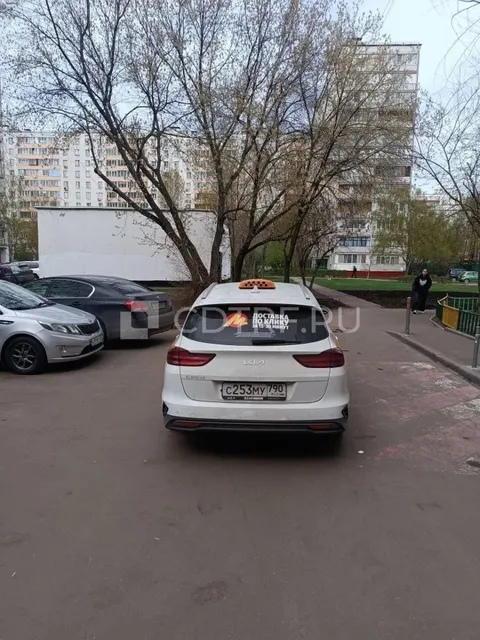 KIA CEED J7W5D261F, год выпуска 2022, цвет: белый желтый серый