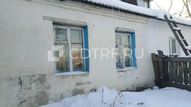 Лот № 2: Жилой дом, площадь 45, 8 кв. м., размер доли: 1/3.