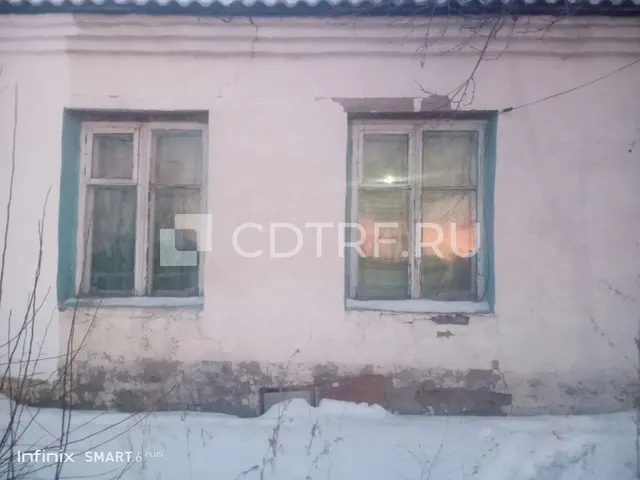 Лот № 1: Жилое помещение, размер доли: 1/2, земельный участок, площадь 954 кв. м.