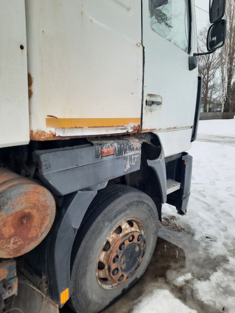 Грузовой тягач седельный, марка: МАЗ 643008-060-010;
Полуприцеп с бортовой платформой, марка: KRONE SD.- Грузовой тягач седельный, марка: МАЗ 643008-060-010, VIN Y3M643008D0001734, год выпуска – 2013г., цвет – Белый; тип двигателя – Дизельный, рабочий объем двигателя – 14 866 куб. см; - Полуприцеп с бортовой платформой, марка: KRONE SD, VIN WKESD000000423398, год выпуска – 2008г., цвет – Серый, разрешенная максимальная масса – 39 000 кг., Масса без нагрузки – 7100 кг.