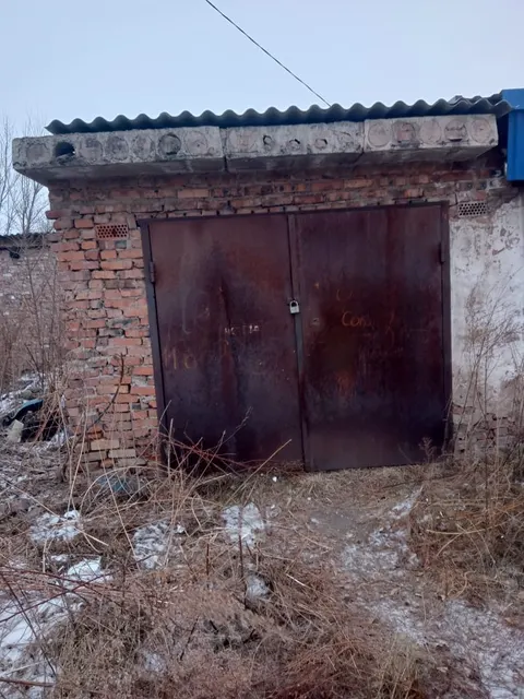 Земельный участок (19:02:010536:163) и нежилое здание (19:02:010505:389) — гараж 15, расположенные по адресу: Республика Хакасия, г Черногорск, во дворе дома по ул. Рабочая, 123