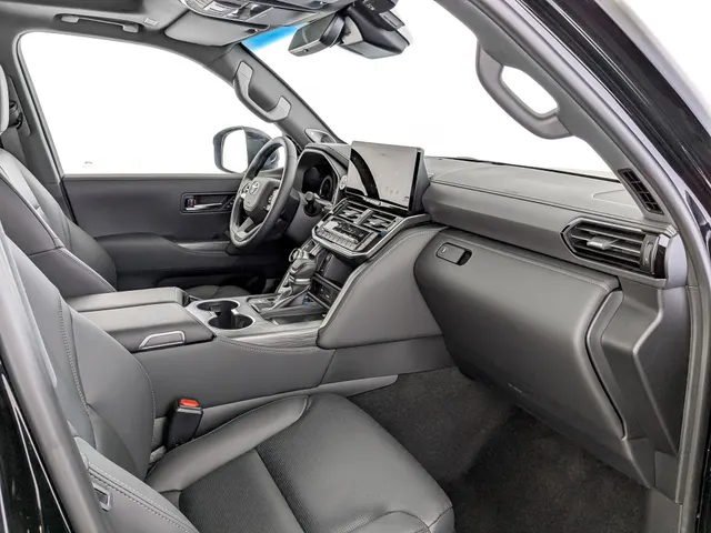 Toyota LC300 FL ZX 7 мест 3.5T/415 10AT
Год выпуска 2025
Пробег 6840 км
Цвет Черный Металлик
Кузов Внедорожник
Двигатель Бензиновый
Привод Полный привод
Салон обивка сидений кожей черного цвета
Класс Внедорожник
Коробка передач АКПП
Двигатель
Тип двигателя Бензиновый
Объем двигателя, л 3.5
Мощность, л.с. 415 
Максимальный крутящий момент, Н-м 650