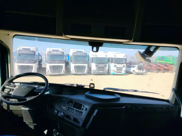 Тягач седельный VOLVO  FH-TRUCK 6X2, 2019 г.в., VIN X9PRG20C1LW130963, объем двигателя 12777 куб. см (469 л.с), цвет кузова синий. Пробег 1288496  км....