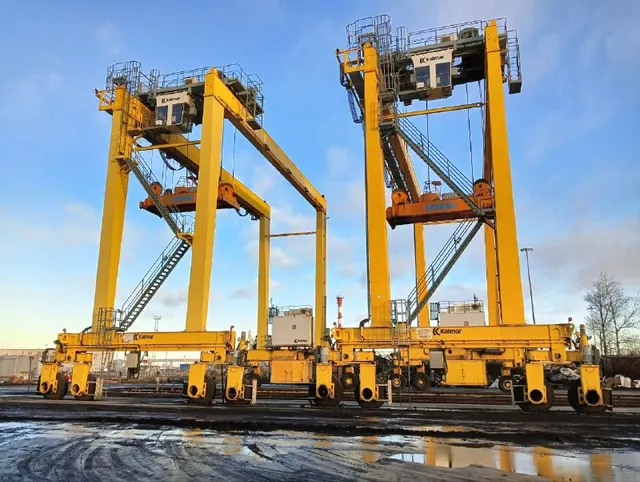 Козловой контейнерный кран на  пневмоколесном ходу RTG №40621 со спредером Bromma.
Местонахождение: г. Санкт-Петербург, на берегу залива – на баржу п...