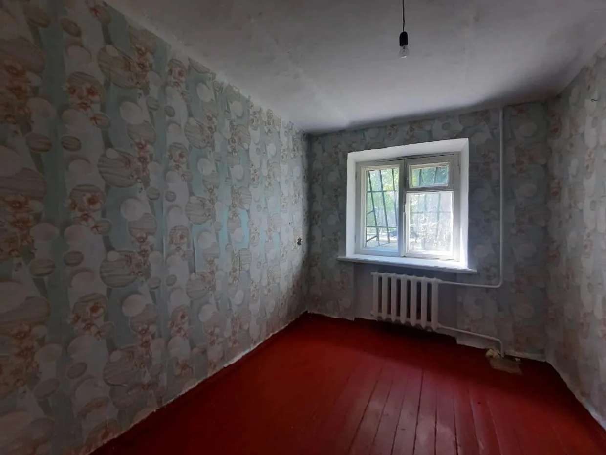 Комната, доля в праве общей долевой собственности 1/2, площадь 10,7 кв.м, назначение: жилое, этаж 1, адрес: Российская Федерация, Республика Башкортостан, г. Салават, ул. Ленина, д. 16, кв. 22, кадастровый номер 02:59:070141:1619. Находится в долевой собственности, размер доли должника — 1/2