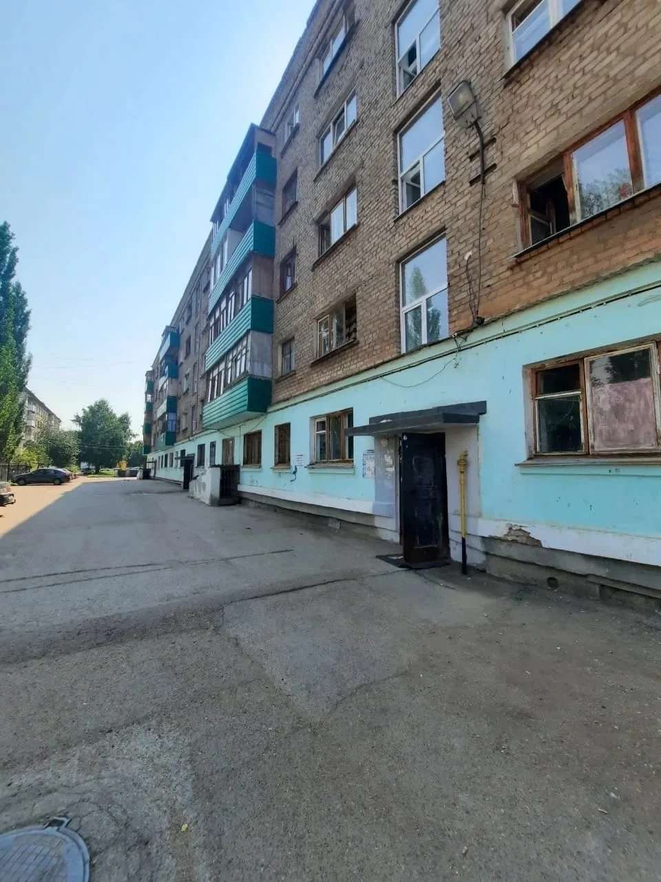 Комната, доля в праве общей долевой собственности 1/2, площадь 10,7 кв.м, назначение: жилое, этаж 1, адрес: Российская Федерация, Республика Башкортостан, г. Салават, ул. Ленина, д. 16, кв. 22, кадастровый номер 02:59:070141:1619. Находится в долевой собственности, размер доли должника — 1/2