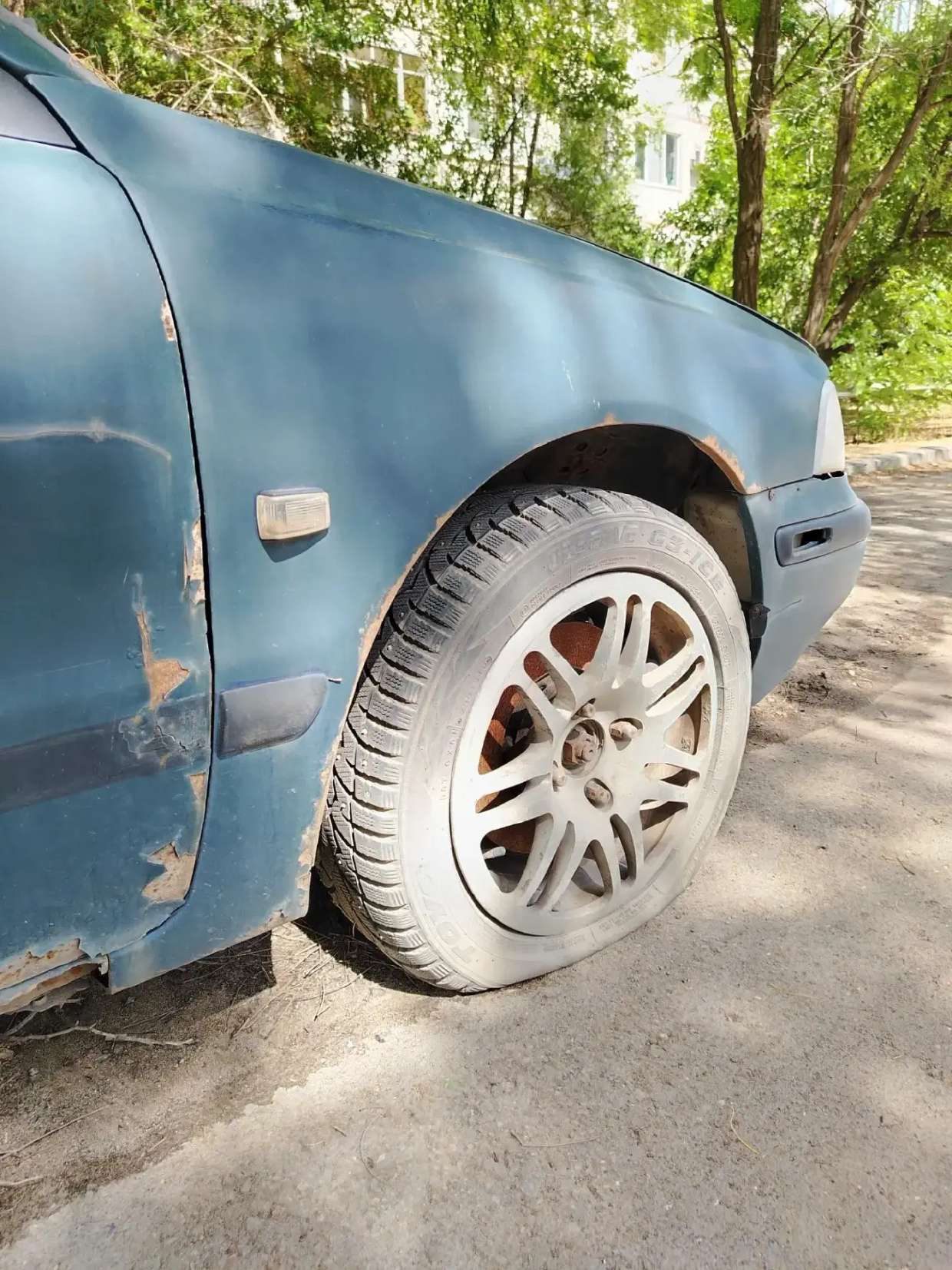 Автомобиль Volvo S40, VIN YV1VS10F3YF436104, годы выпуска 1999, регистрационный знак М833АН134. Данное имущество Должника не является залоговым.