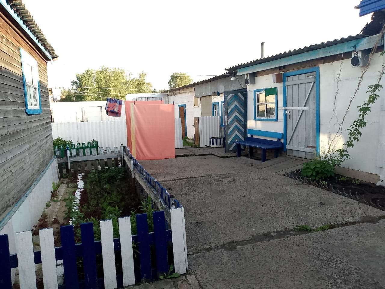 Доля в квартира, площадью 65,1 кв.м., размер доли в праве 3/16. Кадастровый номер: 55:11:180401:565. Земельный участок под домом, площадью 3000 кв.м., размер доли в праве 1/4. Кадастровый номер: 55:11:180401:30. Местоположение (адрес): 646151, Омская область, Любинский р-н, д. Чулково, ул. Колхозная, д. 42