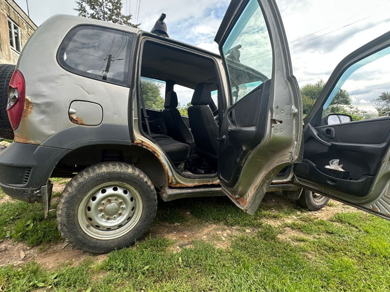 Легковой автомобиль, марка: CHEVROLET модель: NIVA, год изготовления: 2012, VIN:X9L212300C0410536, г/н: X742OY69, вид собственности: индивидуальная.