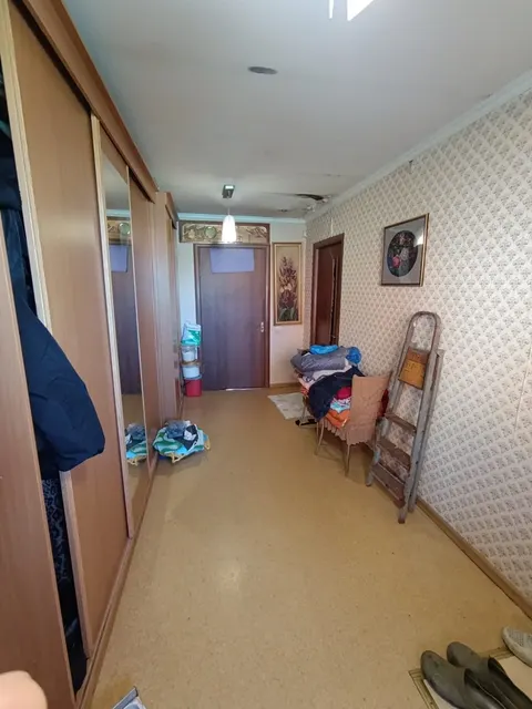 Земельный участок, кадастровый номер 16:45:020120:66, Российская Федерация, Республика Татарстан, Альметьевский муниципальный район, г. Альметьевск, ул. Баруди, 4. На Имущество зарегистрировано ограничение (обременение) права в виде залога в пользу ООО «ЦПС». Покупатель уведомлён, что в случае наличия в отношении Имущества арестов (запретов на совершение регистрационных действий) он обязан самостоятельно и за свой счёт принять все необходимые меры для их снятия. Финансовый управляющий к исполнению данного обязательства не привлекается. Покупатель также уведомлён, что Имущество является единственным пригодным для постоянного проживания жилым помещением Должника и что в нём зарегистрированы по месту жительства третьи лица. Покупатель подтверждает, что указанные обстоятельства им приняты во внимание и не являются основанием для отказа от приобретения Имущества либо предъявления требований к Организатору торгов, Должнику или финансовому управляющему.