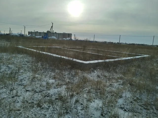 Земельный участок, общей площадью 700 +/- 9 кв.м, расположенный по адресу: Российская Федерация, Оренбургская область, м.о. Соль-Илецкий, г Соль-Илецк, ул Шукшина, з/у 4, с кадастровым номером: 56:47:0101023:881; 2) Объект незавершенного строительства, стадия готовности 18%, проектное назначение: жилое, общей площадью застройки 98,9 кв.м, расположенный по адресу: Российская Федерация, Оренбургская область, Соль-Илецкий район, г. Соль-Илецк, ул. Шукшина, с кадастровым номером: 56:47:0101023:1293.