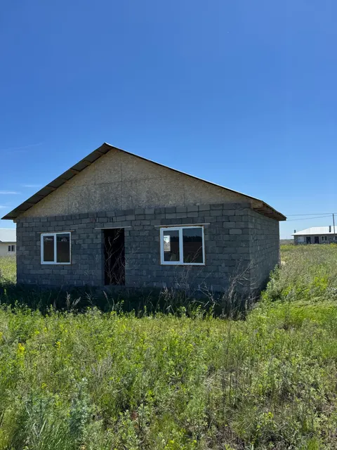 Земельный участок, площадью 850 +/- 10 кв. м, расположенный по адресу: Российская Федерация, Оренбургская область, Соль-Илецкий район, г Соль-Илецк, ул Цветочная, 86, с кадастровым номером: 56:47:0101001:1251. Объект незавершенного строительства, проектируемое назначение: жилое, площадью застройки 98,5 кв. м, степенью готовности: 44,56%, расположенный по адресу: Российская Федерация, Оренбургская область, Соль-Илецкий район, г Соль-Илецк, ул Цветочная, с кадастровым номером: 56:47:0101001:2317