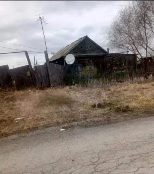 Земельный участок, расположенный по адресу: Курганская обл., Петуховский р-н, г. Петухово, ул. Чкалова, д. 17, площадь 768 кв. м., кадастровый номер 45:14:020205:124; Здание жилое, расположенное по адресу: Курганская обл., Петуховский р-н, г. Петухово, ул. Чкалова, д. 17, площадь 42,7 кв. м., кадастровый номер 45:14:020205:810, принадлежащие на праве совместной собственности с супругой (зарегистрированы на супруге).