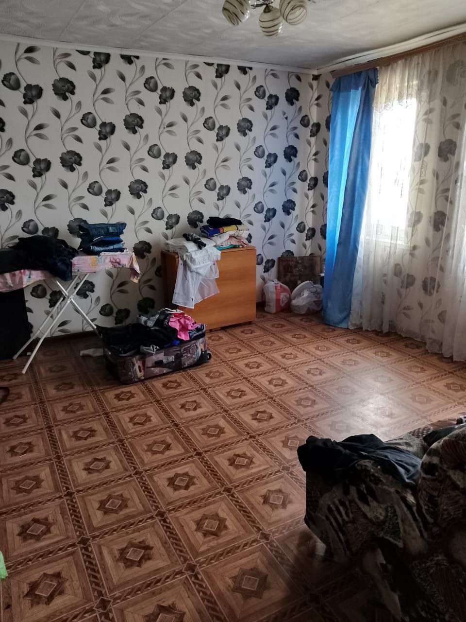 1/4 доля в праве на жилое здание, площадь: 33,5 кв.м., кадастровый номер: 34:37:010307:218, и право аренды на земельный участок, площадь: 1 368 кв.м., кадастровый номер: 34:37:010344:48, категория земель: земли населенных пунктов, разрешенное использование: под жилую застройку индивидуальную. Адрес (местоположение): Волгоградская область, г. Михайловка, ул. Центральная, д. 28 *В имуществе имеются доли, принадлежащие несовершеннолетним сособственникам.