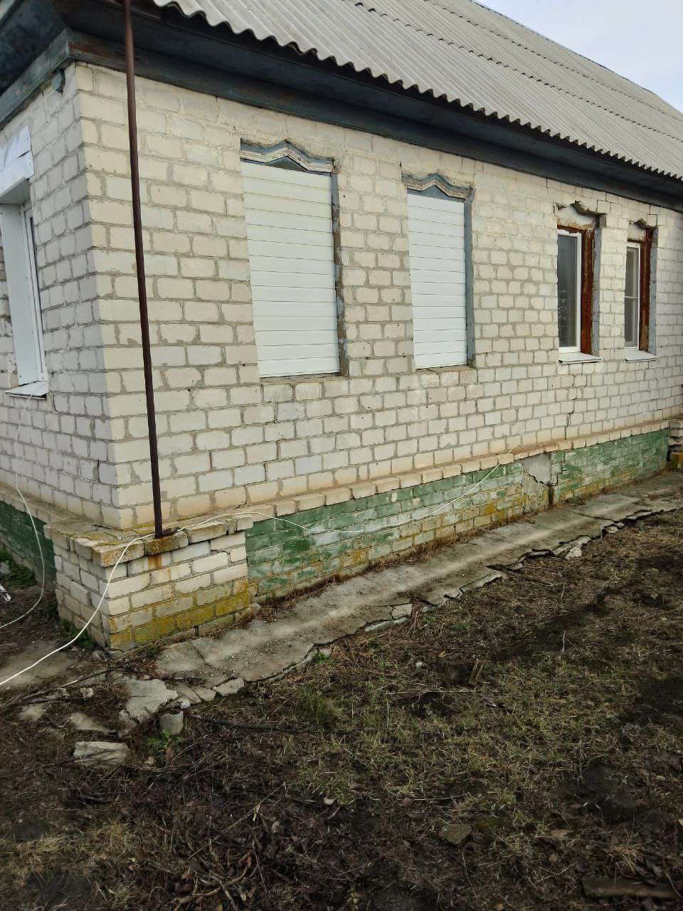 1/4 доля в праве на жилое здание, площадь: 33,5 кв.м., кадастровый номер: 34:37:010307:218, и право аренды на земельный участок, площадь: 1 368 кв.м., кадастровый номер: 34:37:010344:48, категория земель: земли населенных пунктов, разрешенное использование: под жилую застройку индивидуальную. Адрес (местоположение): Волгоградская область, г. Михайловка, ул. Центральная, д. 28 *В имуществе имеются доли, принадлежащие несовершеннолетним сособственникам.