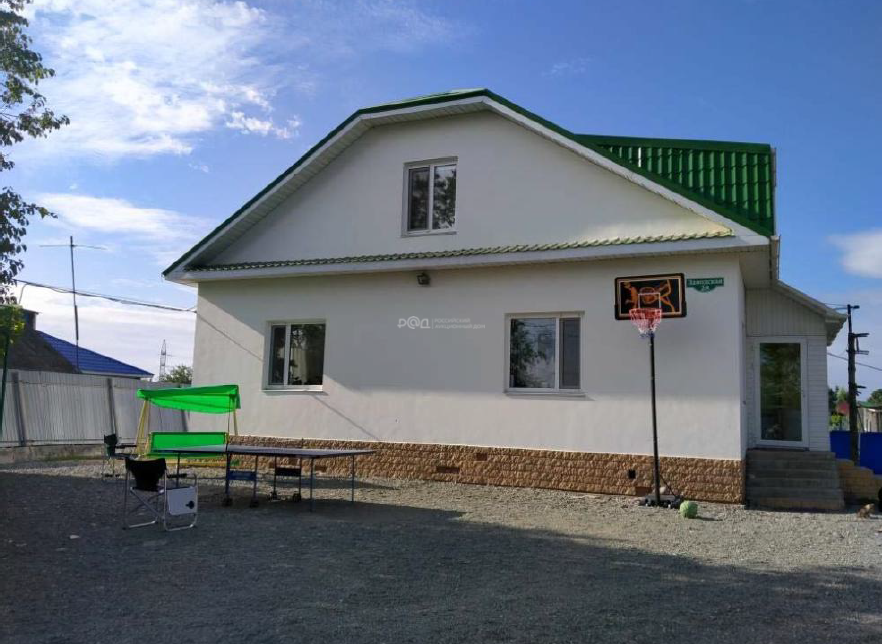 - земельный участок, расположенный по адресу: Приморский край, г. Артем, с. Кневичи, ул. Заводская, д. 28, общей площадью 1 500 +/- 13,56 кв.м., категория земель: земли населенных пунктов, разрешенное использование: для индивидуальной жилой застройки, кадастровый номер 25:27:080001:174.; - жилой дом, расположенный по адресу: Приморский край, г. Артем, с. Кневичи, ул. Заводская, д. 28, общей площадью 206,1 кв.м., в том числе жилой площадью 103,5 кв.м., этажность 2, кадастровый номер 25:27:080001:
