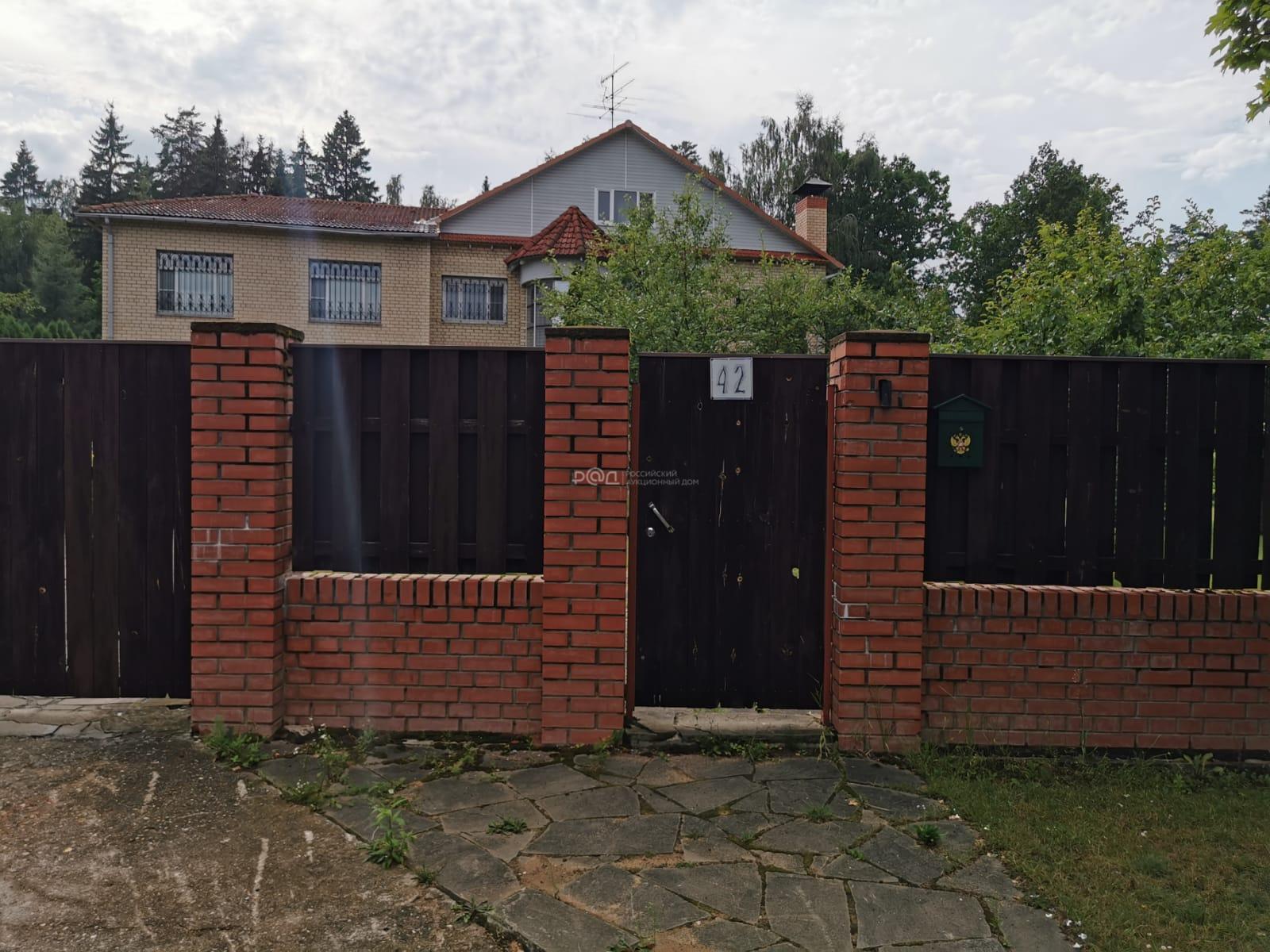Жилой дом площадью 490,4 кв. м; Земельный участок, земли населенных пунктов, под индивидуальное жилищное строительство, площадь 3 707 кв. м; Земельный участок, земли населенных пунктов, для индивидуального жилищного строительства, площадь 2 100 кв. м, Московская область