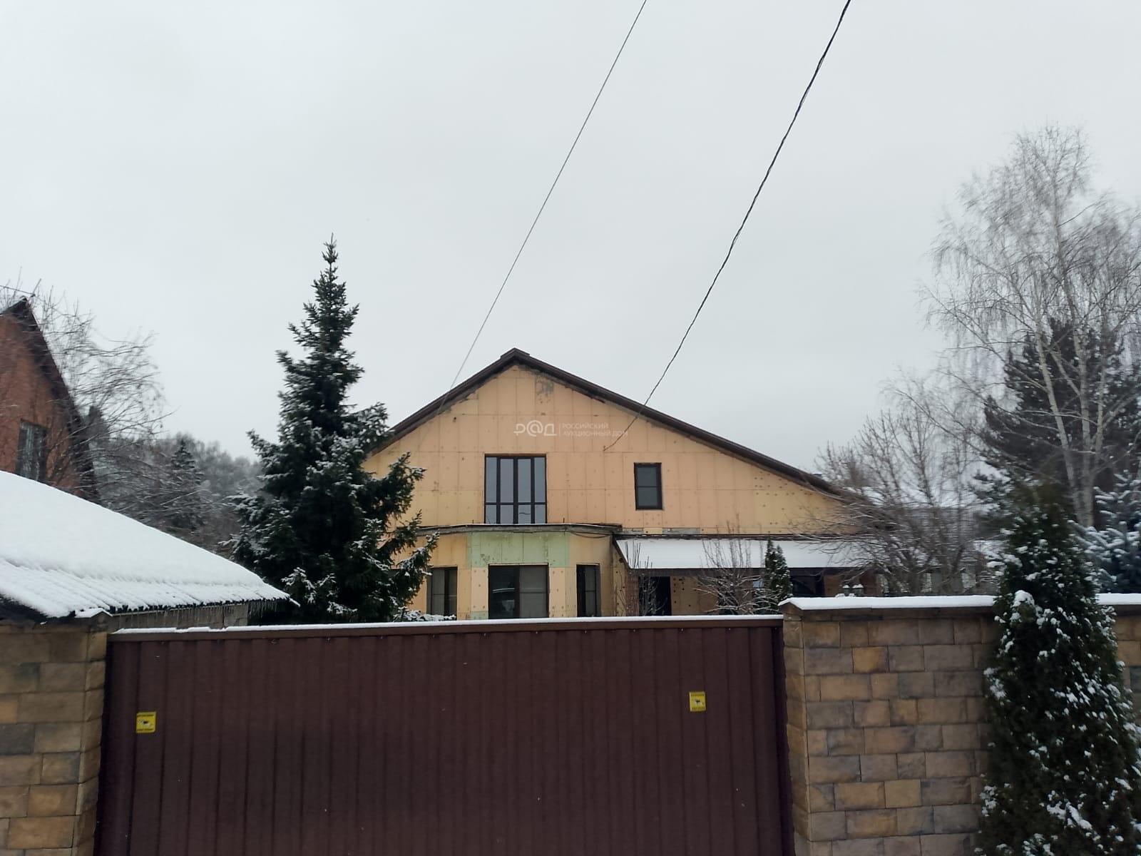 Здание (дом), площадь 335,5 кв. м, кадастровый номер: 50:10:0020901:955; Здание (гараж), назначение: нежилое, площадь 12 кв. м, кадастровый номер: 50:10:0020901:880; Земельный участок, земли сельскохозяйственного назначения, для садоводства, площадь 800 кв. м, кадастровый номер: 50:10:0020901:109, Московская область, Химкинский район, СНТ «Пойма», уч. 109