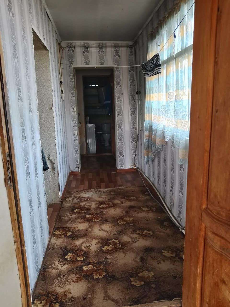 1/4 доля в праве на жилое здание, площадь: 33,5 кв.м., кадастровый номер: 34:37:010307:218, и право аренды на земельный участок, площадь: 1 368 кв.м., кадастровый номер: 34:37:010344:48, категория земель: земли населенных пунктов, разрешенное использование: под жилую застройку индивидуальную. Адрес (местоположение): Волгоградская область, г. Михайловка, ул. Центральная, д. 28 *В имуществе имеются доли, принадлежащие несовершеннолетним сособственникам.