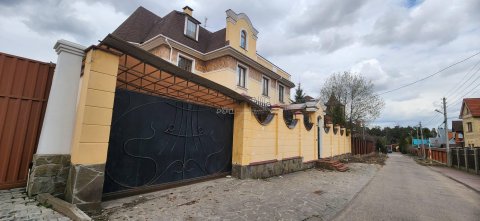 Жилой дом - 558,8 кв. м, адрес: Московская обл., г.о Ленинский, г. Видное, ул. Весенняя, д. 6, гараж- 45,8 кв. м, земельный участок - 1 113 кв. м, местоположение установлено относительно ориентира, расположенного в границах участка, почтовый адрес ориентира: обл. Московская, р-н Ленинский, г. Видное, ТИЗ "Сатурн-2", уч. 24/7